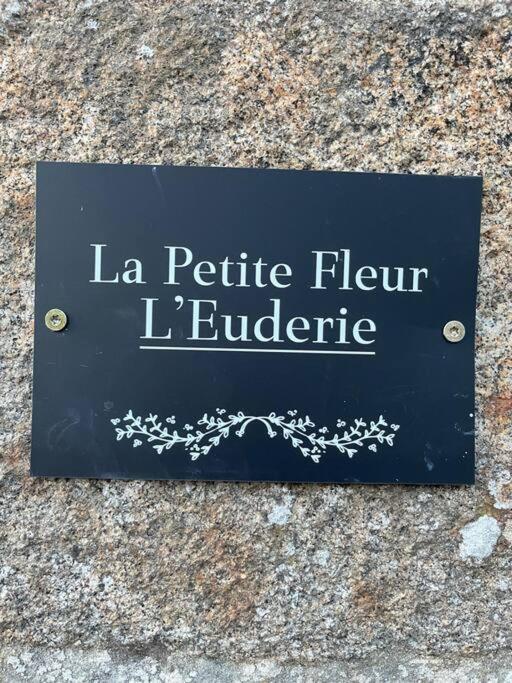 Le Petit Fleur - The Little Flower, Cosy Cottage Saint-Michel-de-Montjoie Екстер'єр фото